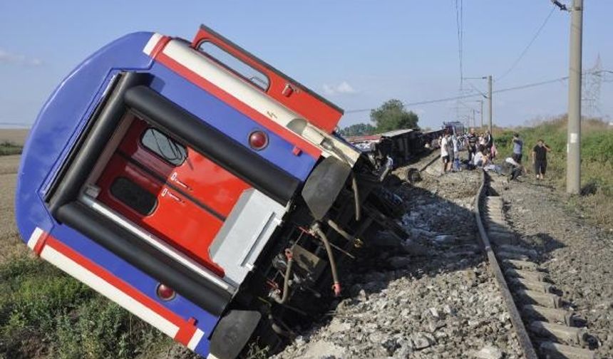 Tekirdağ'da yolcu treninin 6 vagonu devrildi: İşte kazadan korkunç fotoğraf kareleri