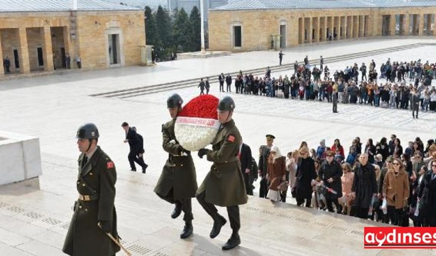 Bakan Akar'ın eşi ve beraberindeki heyet Anıtkabir'i ziyaret etti