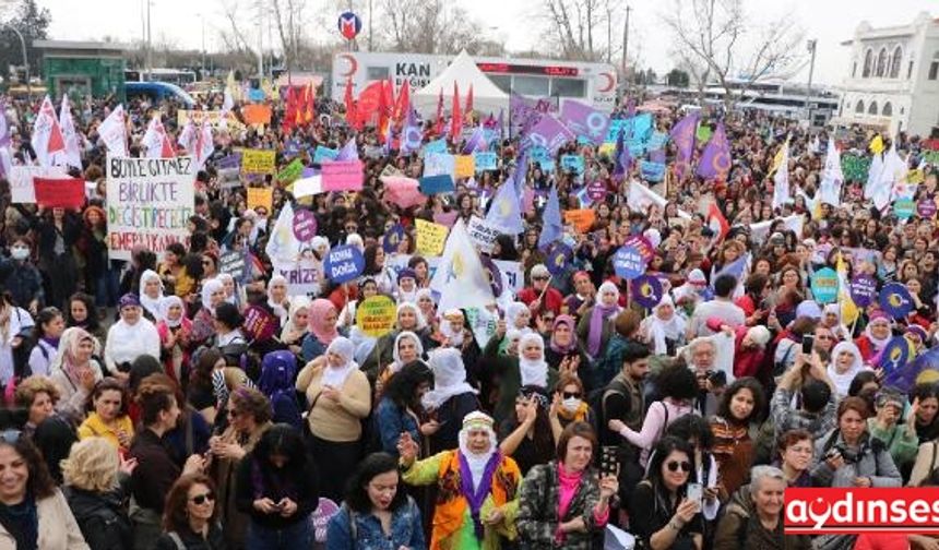 Kadınlar dünya kadınlar günü için Kadıköy'de toplandı