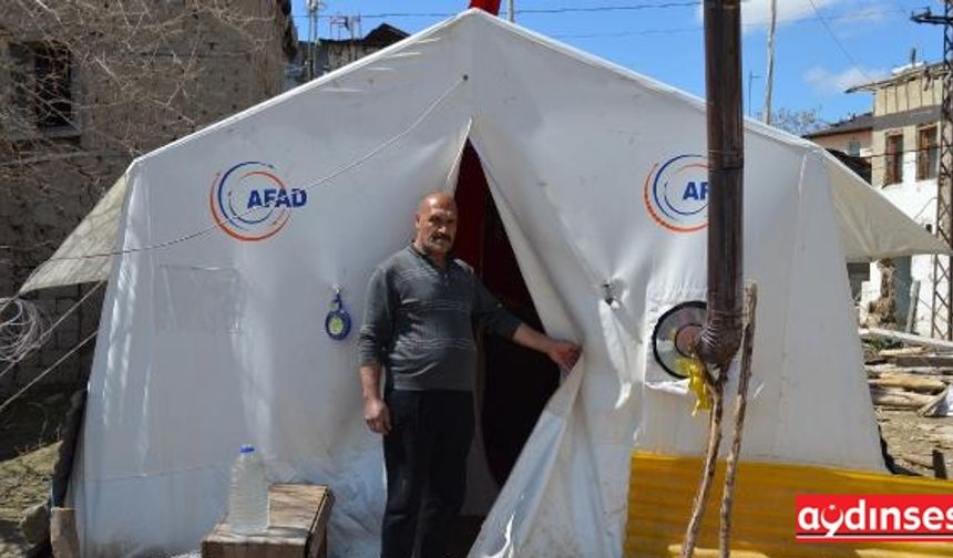Çadırda yaşayan depremzededen 'Milli Dayanışma Kampanyası'na destek