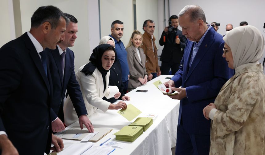 Sandıklar açılıyor; Tayyip Erdoğan önde...