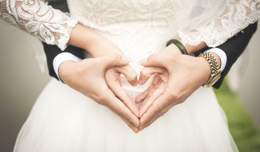 Evlenecek çiftlere 150 bin lira kredi verilmesi TBMM'de kabul edildi