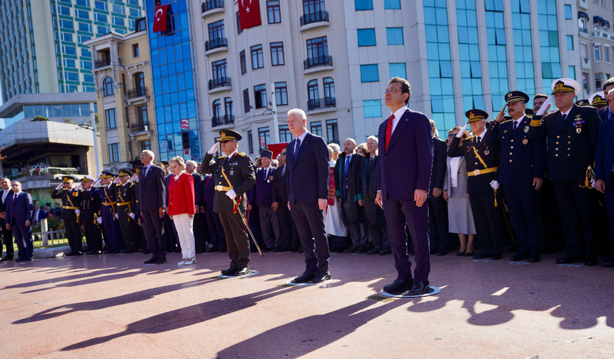 Cumhuriyet Bayramı Taksim'de Atatürk Anıtı'na Çelenk konularak kutlandı