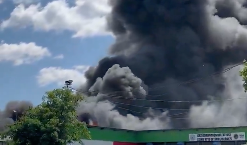 Gaziosmanpaşa'da fabrika yangını! Karadeniz Mahallesindeki yangının Karadumanları ortalığı kapladı