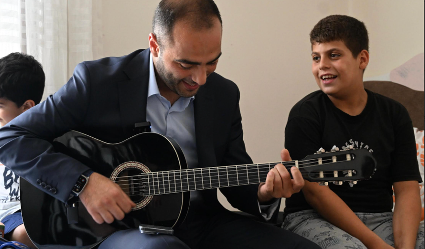 Başkan Vekili Karadeniz’den Efe’ye Gitar Sürprizi