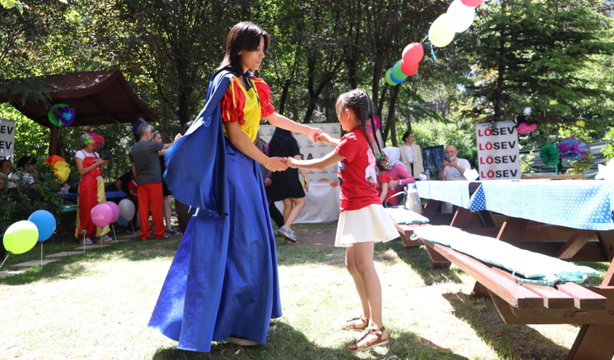 LÖSEV'den Dünya Gönüllülük Günü'nde; Gönüllülük Çağrısı