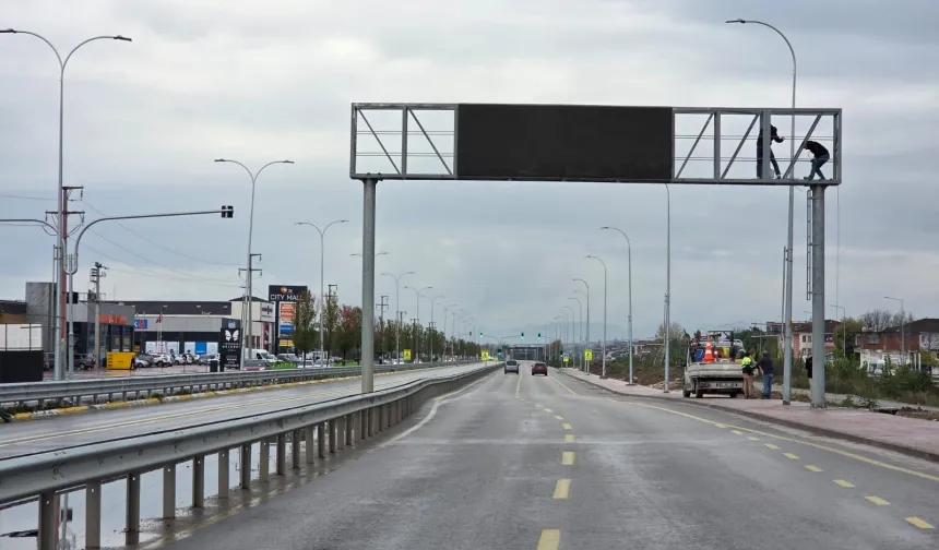 Sakarya'da sürücülere rehber olan dev ekran farklı noktaya alındı