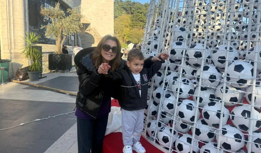 TÜPRAŞ Stadyumu'nda 2 bin toptan oluşan yılbaşı ağacı