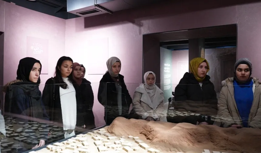 Lima öğrencileri Taş Bina'daki Siyer Sergisi'ni ziyaret etti