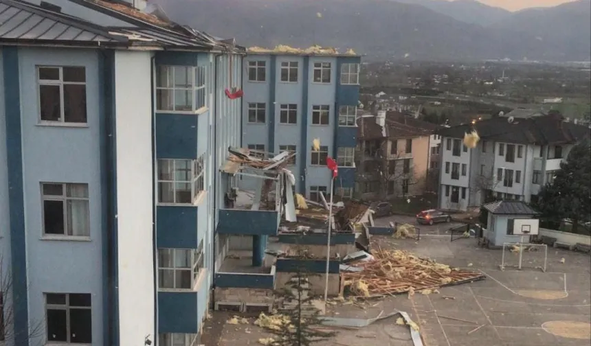 Rüzgar okulun çatısını uçurdu; eğitime 1 gün ara!