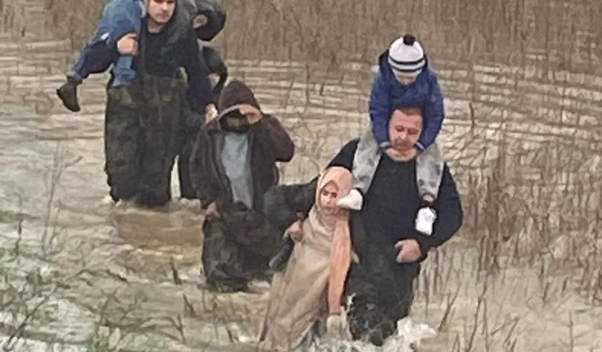 Manisa'da selde mahsur kalanları itfaiye kurtardı