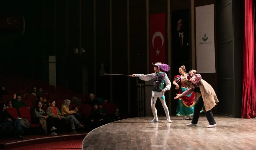 'Don Kişot' İzmirli minik izleyicileri büyüledi