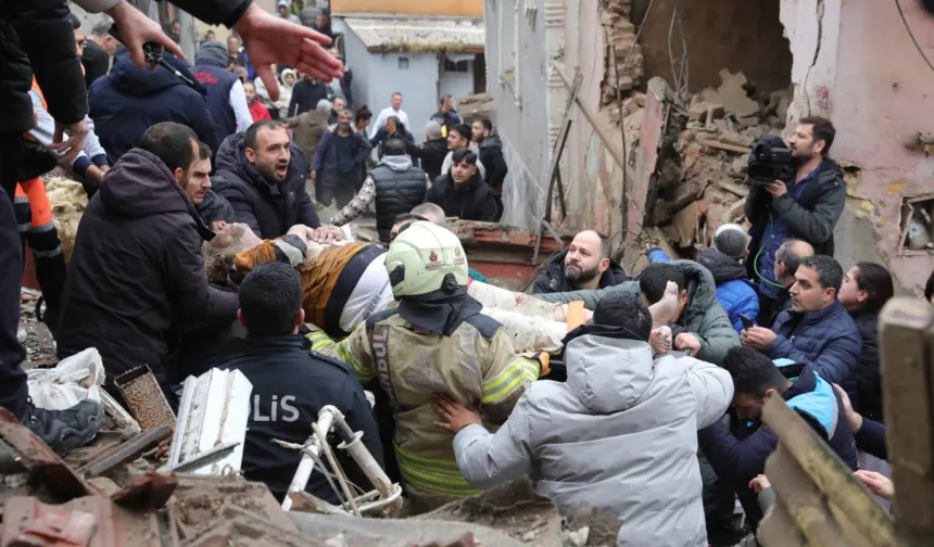 Fatih'te çöken binada son durum: 1 Ölü, 10 yaralı!