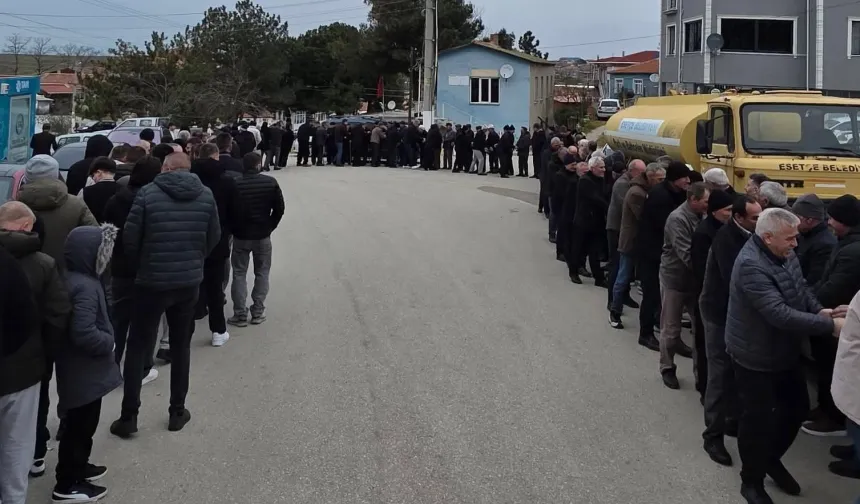 İpsala'da asırlık gelenek... Metrelerce uzayan bayramlaşma kuyruğu!