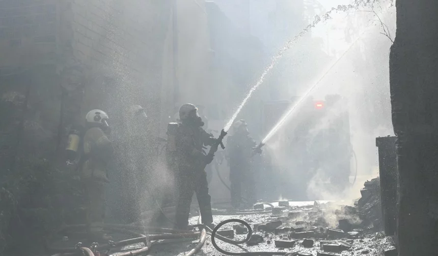 İzmir Konak'ta bina yangını kontrol altında