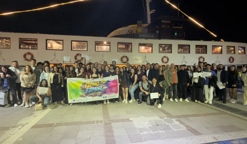 Genç İzmir gönüllüleri, Bergama Vapuru'nda buluştu