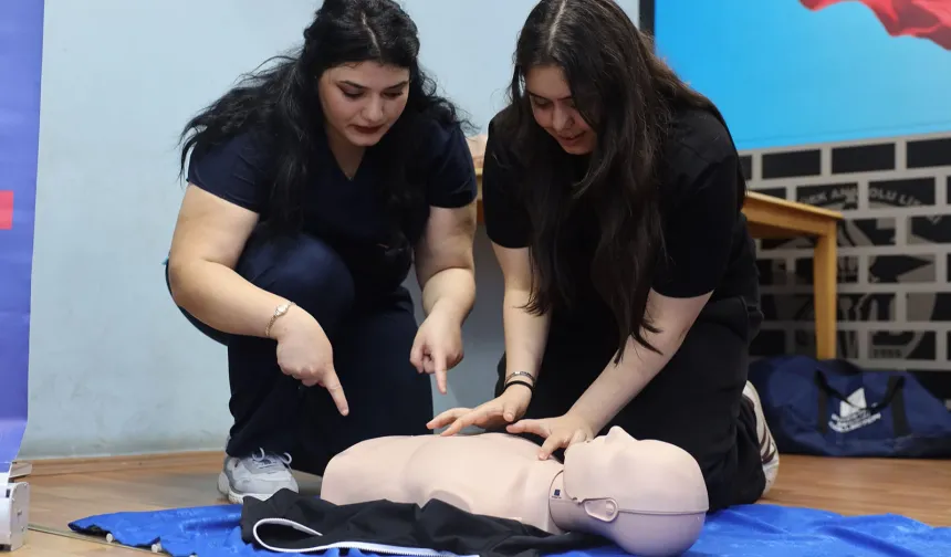 Sakarya'da öğrencilere Büyükşehir'den uygulamalı ilkyardım
