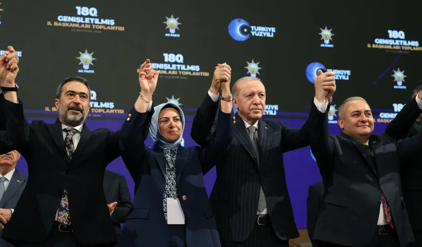 AK Parti'ye üç belediye başkanı daha katıldı... Rozetleri Erdoğan taktı