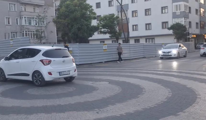 Keşan'da Hastane Caddesi'ndeki inşaat yaya güvenliğini tehdit ediyor