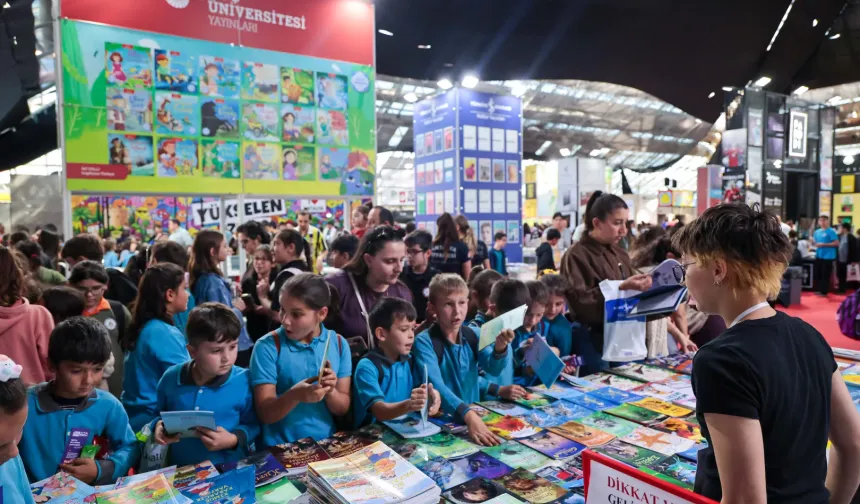 Antalya Kitap Fuarı'na öğrencilerden yoğun ilgi